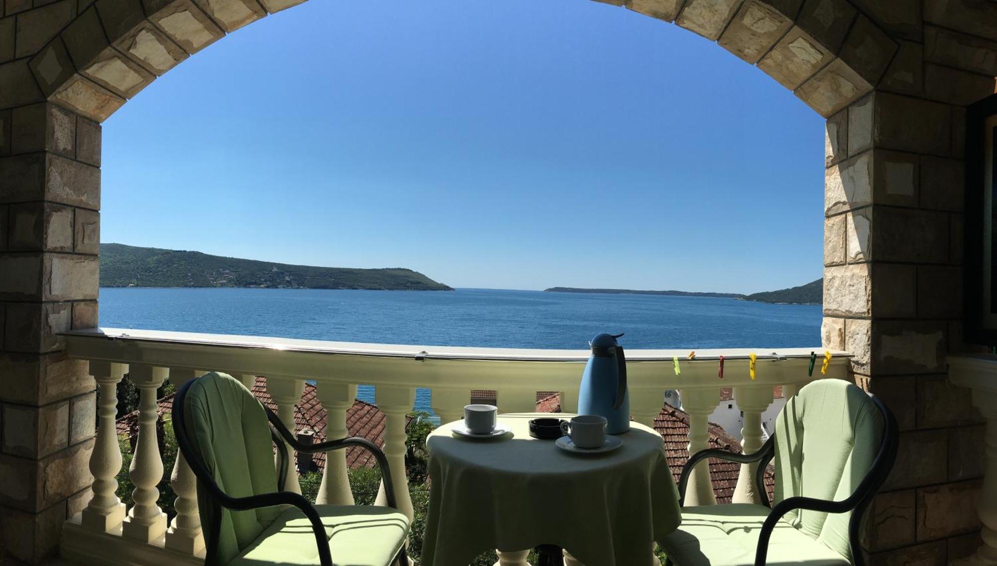 Garni Hotel Bokeska Noc Herceg Novi Esterno foto