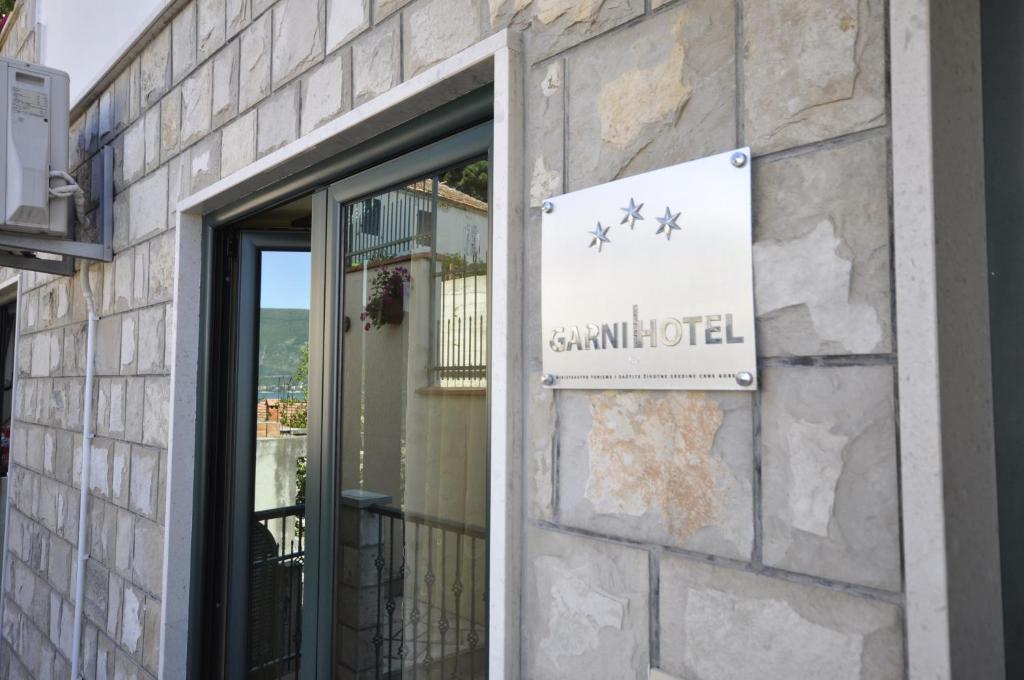 Garni Hotel Bokeska Noc Herceg Novi Esterno foto