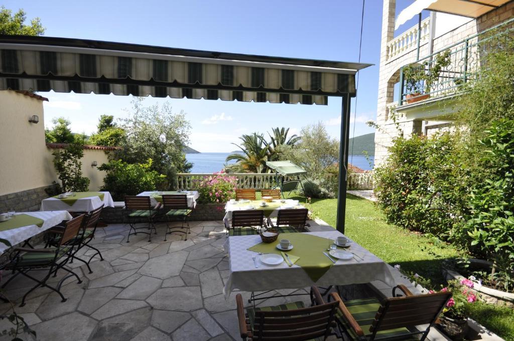 Garni Hotel Bokeska Noc Herceg Novi Esterno foto