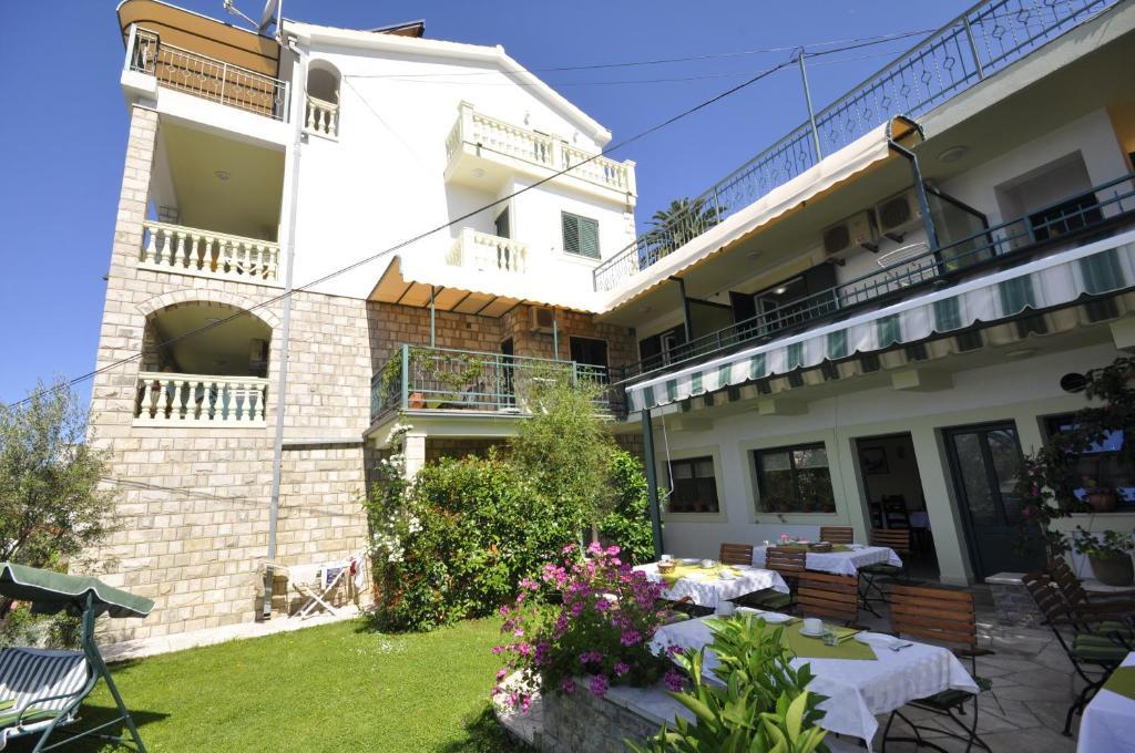 Garni Hotel Bokeska Noc Herceg Novi Esterno foto