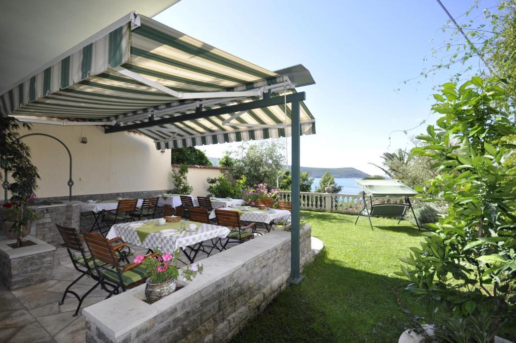 Garni Hotel Bokeska Noc Herceg Novi Esterno foto