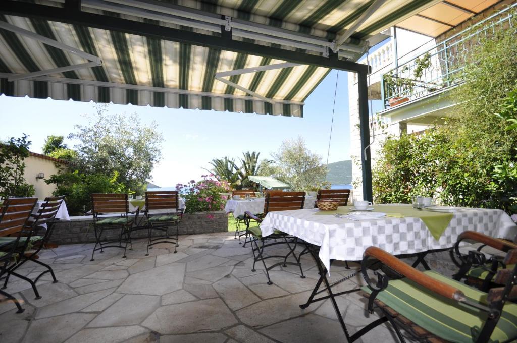 Garni Hotel Bokeska Noc Herceg Novi Esterno foto