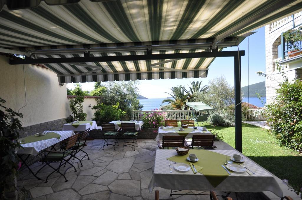 Garni Hotel Bokeska Noc Herceg Novi Esterno foto