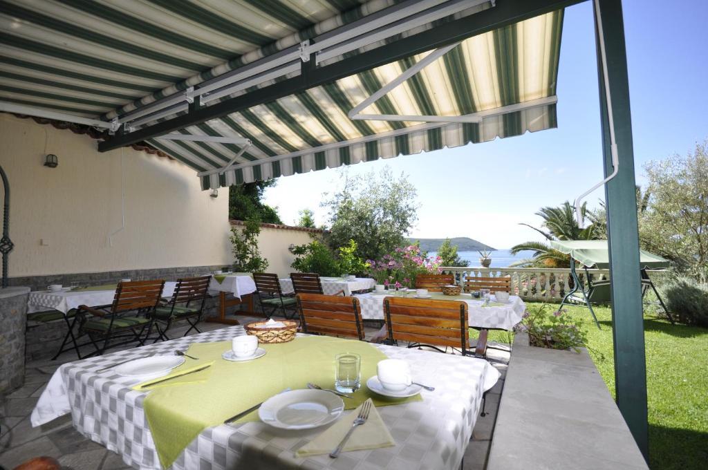 Garni Hotel Bokeska Noc Herceg Novi Esterno foto