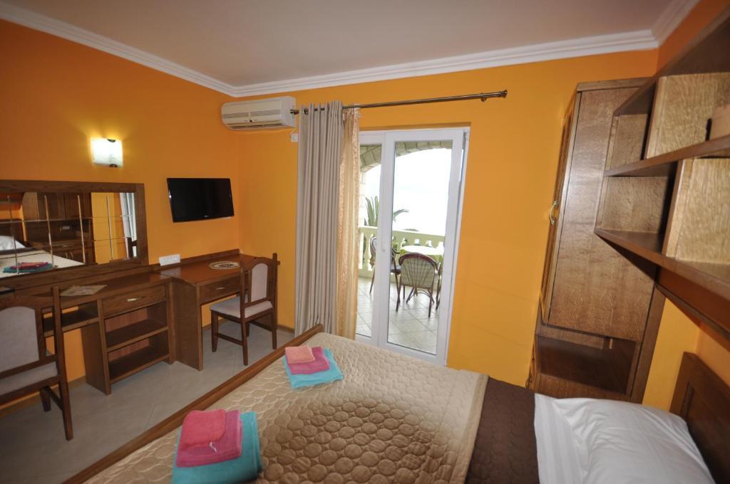 Garni Hotel Bokeska Noc Herceg Novi Esterno foto