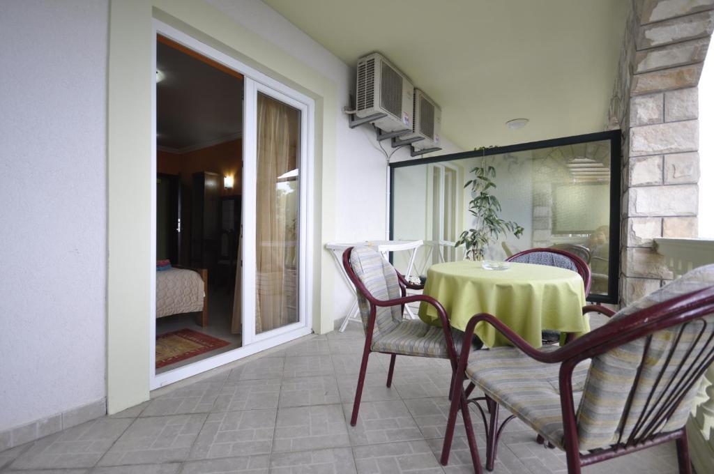 Garni Hotel Bokeska Noc Herceg Novi Esterno foto